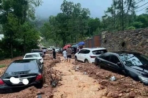Mưa lũ đổ về, loạt ô tô mắc kẹt ở Sóc Sơn (Hà Nội)