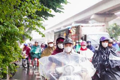 Mưa to từ sáng, tắc đường khắp nơi, người Hà Nội chật vật di chuyển
