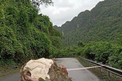 Lại lở núi đá trên đường Hồ Chí Minh nhánh Tây, gần lối vào động Thiên Đường