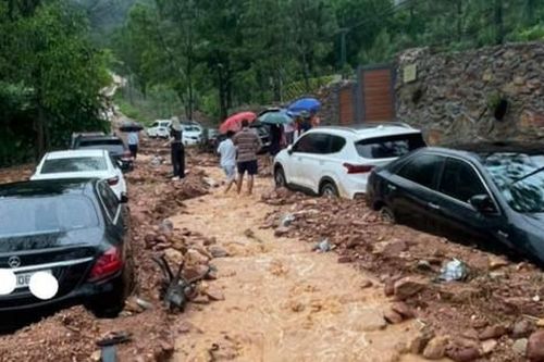 Hà Nội: Lũ quét bất ngờ, nhiều ô tô mắc kẹt ở khu vực Sóc Sơn