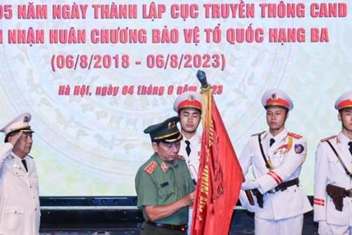 Cục Truyền thông CAND đón nhận Huân chương Bảo vệ Tổ quốc hạng Ba