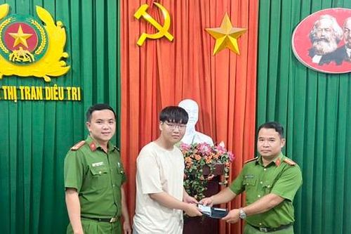 Sau 2 giờ nhận tin báo, công an tìm lại được tài sản cho người nước ngoài bị mất tại sân ga