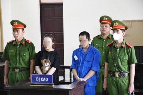 Đôi nam nữ chặn đường, dùng đá ném vào xe cấp cứu lĩnh án