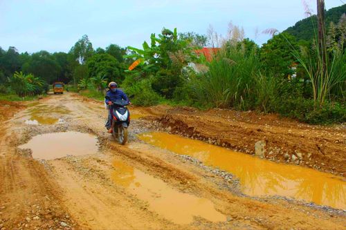 Người dân khốn khổ vì đường liên xã xuống cấp