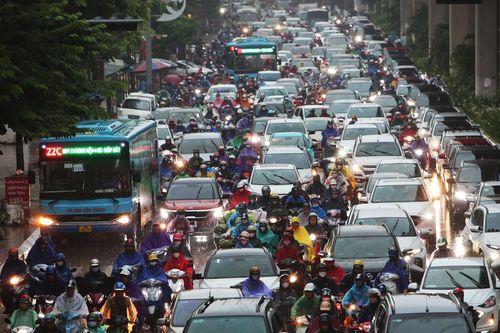 Mưa lớn vào giờ đi làm, người Hà Nội chật vật đến công sở