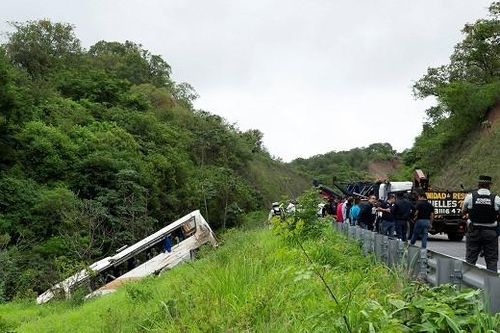 Hiện trường xe buýt lao xuống khe núi ở Mexico khiến 18 người chết