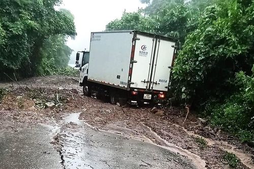 Đường từ Lào về Việt Nam bị sạt lở, nhiều phương tiện và người dân mắc kẹt