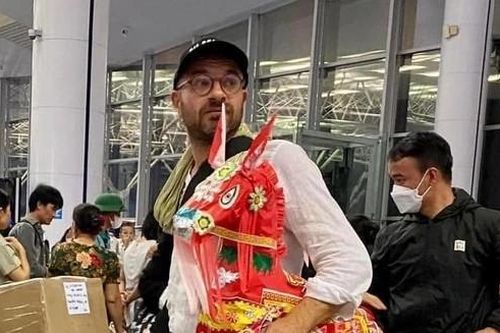 Ông Tây ôm ngựa mã ở sân bay từng 'tắm tiên' sông Hồng, mua điếu cày về Pháp