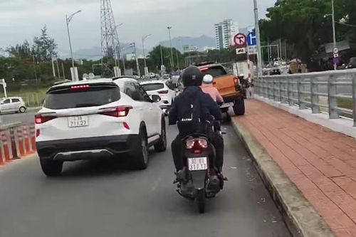 Tài xế bán tải chạy lấn làn đường xe máy, 'làm xiếc' trên cầu
