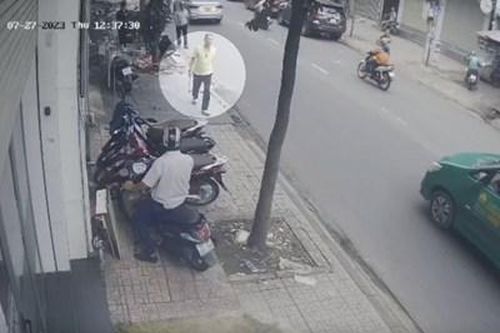 Chủ tiệm tóc cầm xà beng rượt đuổi cán bộ phường