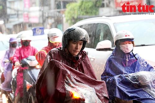 Sáng 4/8, mưa kéo dài, người Hà Nội chật vật vượt ùn tắc đến công sở