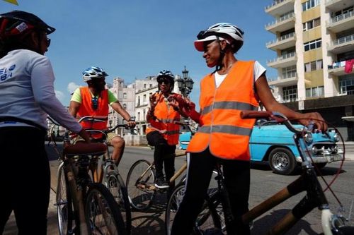 Độc đáo xe đạp làm bằng tre trên đường phố Cuba
