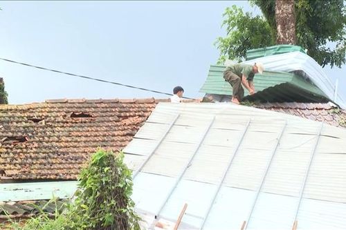 Dông lốc tại Bình Phước khiến nhiều căn nhà bị tốc mái