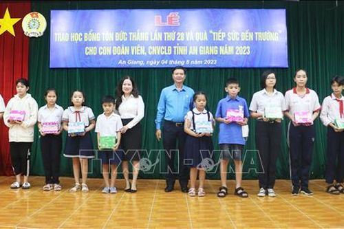 Trao học bổng Tôn Đức Thắng tặng con người lao động vượt khó học giỏi