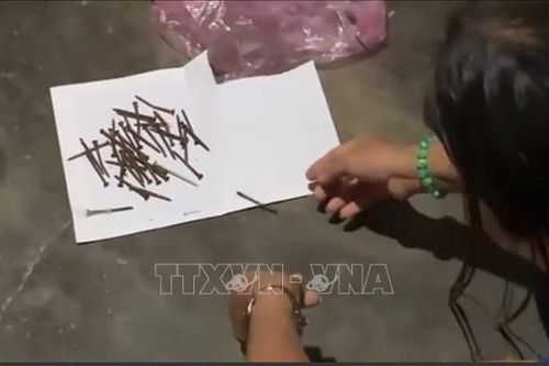 Thông tin đinh sắt liên tục được rút ra từ cơ thể một phụ nữ là sai sự thật