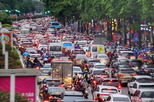 Nhiều tuyến phố Hà Nội ùn tắc vì cơn mưa vào giờ tan tầm