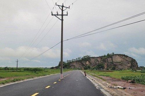 Thanh Hóa: Di dời cột điện nằm giữa đường gây tai nạn giao thông