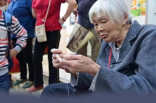 Người già có nên đưa tiền tiết kiệm cho con cái giữ không? 3 người chia sẻ thật lòng
