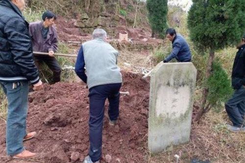 Các cụ đã dặn: 'Nghèo không sửa cửa, giàu không dời mộ', biết sớm sẽ bớt đau thương