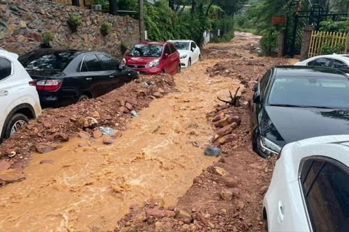 Hà Nội: Mưa lớn gây lũ quét, hàng loạt ô tô bị đất đá vùi lấp