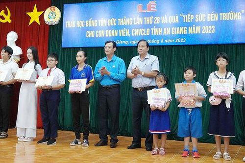 An Giang trao 174 suất Học bổng Tôn Đức Thắng cho con đoàn viên, công nhân, viên chức vượt khó học giỏi