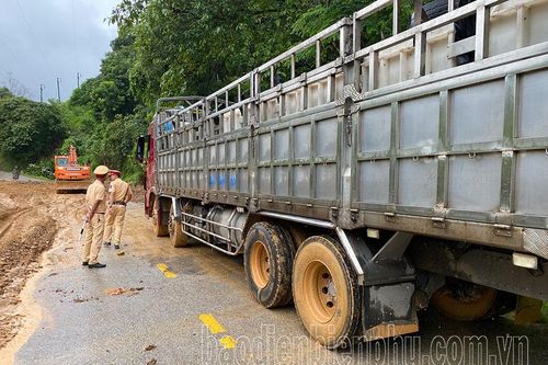 Kịp thời khắc phục sạt lở trên đèo Tây Trang