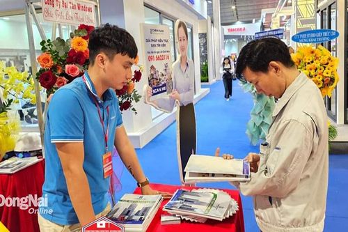 Doanh nghiệp 'siêng đi chợ' để nhà máy có đơn hàng