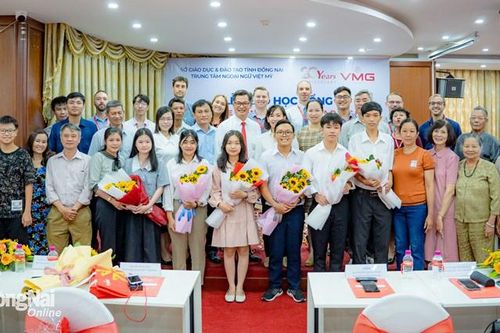 Trung tâm Anh ngữ Việt Mỹ trao học bổng cho 6 thủ khoa Kỳ thi tốt nghiệp THPT năm 2023