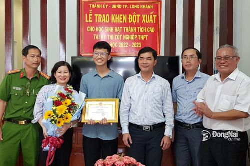 TP.Long Khánh khen thưởng đột xuất thủ khoa toàn quốc khối A1