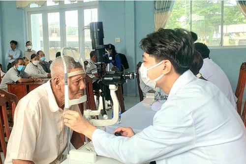 Khám mắt miễn phí cho người cao tuổi