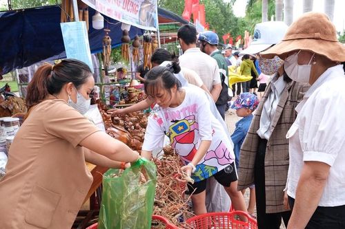 148 gian hàng tham gia hội chợ nông sản, thực phẩm huyện Kbang