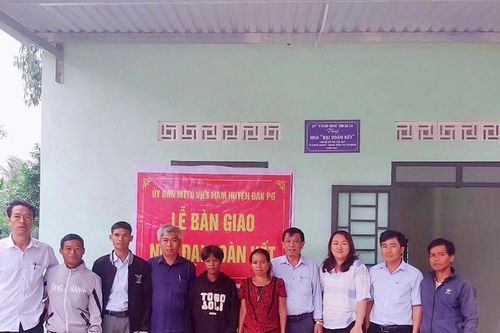 Bàn giao nhà cho hộ nghèo, khó khăn ở Đak Pơ, Chư Sê và Đak Đoa