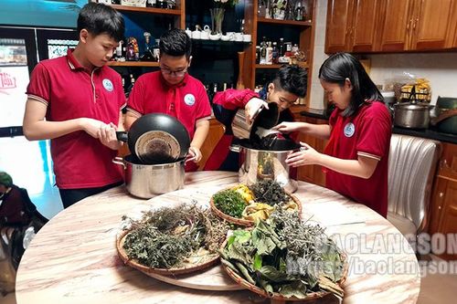 Độc đáo dầu gội từ men ngải cứu
