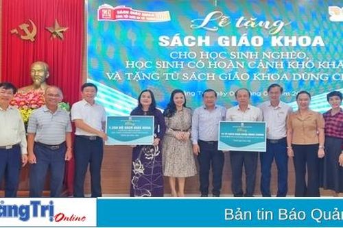 Trao tặng 3.654 bộ sách giáo khoa cho học sinh nghèo và tủ sách dùng chung của các trường học