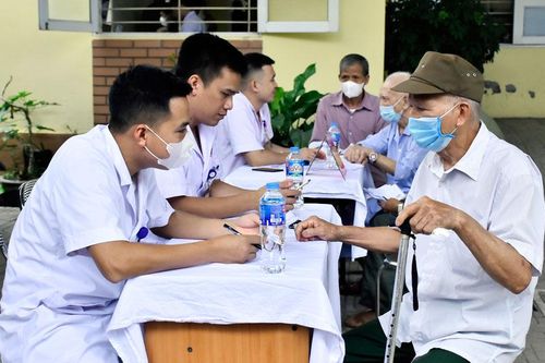 Khám bệnh, cấp thuốc miễn phí cho nạn nhân chất độc da cam
