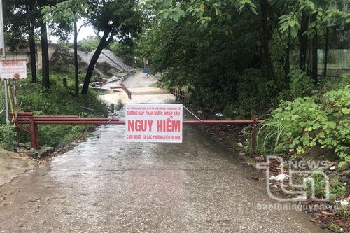 Mưa lớn khiến nhiều tuyến đường, đập tràn tại Phổ Yên và Đại Từ bị chia cắt