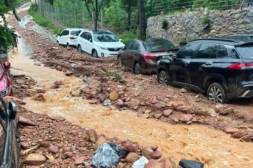 Nhiều ô tô mắc kẹt do xói lở đường ven hồ Ban Tiện, huyện Sóc Sơn