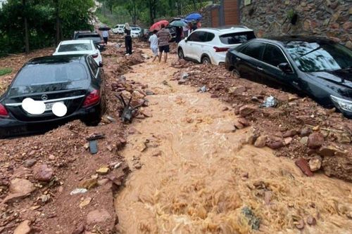 Lũ quét, hàng loạt ô tô mắc kẹt quanh hồ Đồng Đò, Sóc Sơn