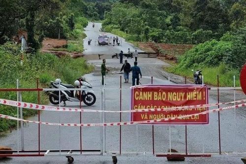 Mưa lớn xuyên đêm gây ra lũ lụt ở Lâm Đồng