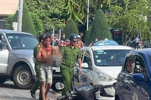 Mâu thuẫn khi giao ca, nhân viên bảo vệ ngân hàng đâm đồng nghiệp thương tích