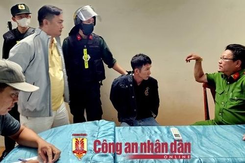 Tổ công tác 108 bắt nóng 2 con nghiện đua tốc độ, ném pháo nổ