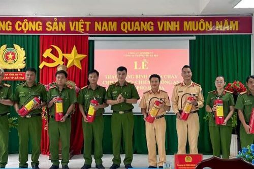 Công an TP Bà Rịa trao tặng bình chữa cháy cho cán bộ chiến sĩ và thân nhân