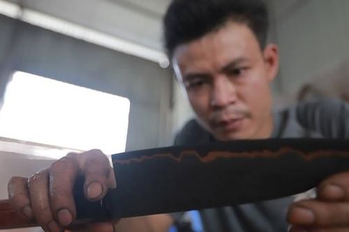 Người thợ rèn Hà Nội và niềm say mê với loại thép cổ