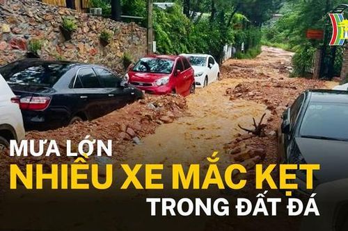 Sóc Sơn: Mưa lớn nhiều xe mắc kẹt trong đất đá