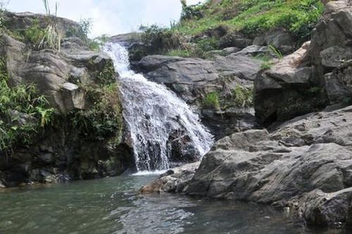 Tắm thác va vào đá, 2 trẻ em thương vong
