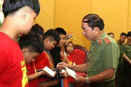 Bộ Công an tổ chức cho con của các thương binh, liệt sĩ đi tham quan ở nước ngoài