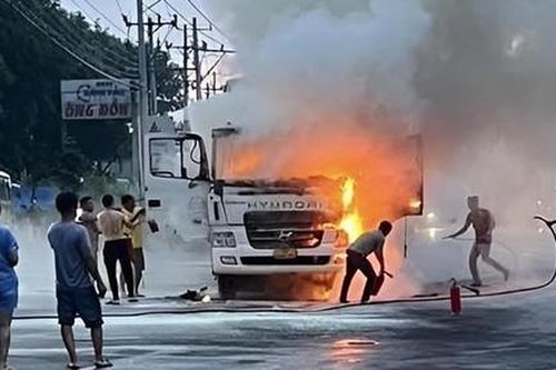 Nhân viên cây xăng cùng người dân dập lửa chiếc xe container cháy ngùn ngụt