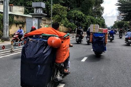 Muôn kiểu vi phạm của shipper