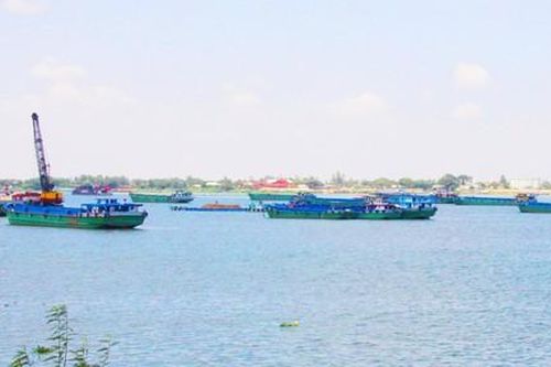 Hàng loạt sai phạm trong cấp 'sổ đỏ' và giấy phép khai thác cát
