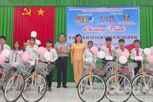 Hội Phụ nữ Phòng CSGT tặng 50 xe đạp cho học sinh khó khăn ở Tiền Giang
